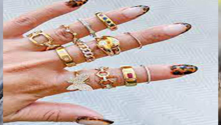 Mastering the Art of Adornment A Guide on Stylishly Wearing Rings on Multiple Fingers